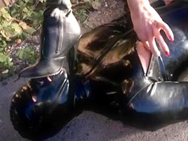 A walk with Dominatrix Cythia