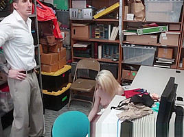 Amateur Thief Gives Head