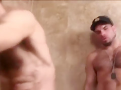 Argentina , Cruising en baño publico , se lo cogen los de seguridad