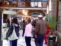 Argentina , Cruising en baño publico , se lo cogen los de seguridad