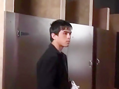 Argentina , Cruising en baño publico , se lo cogen los de seguridad
