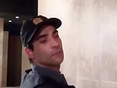 Argentina , Cruising en baño publico , se lo cogen los de seguridad