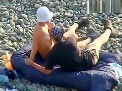 Coppia di nudisti beccati a scopare dal guardone