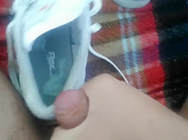 Fuck and cum in my neighbor's reebok sneakers