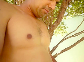 Guy bangs Brazilian tranny Bia Bastos