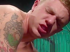 Hunk anally fucks his tattooed and handsome homo lover