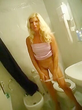 I like to show me pissing