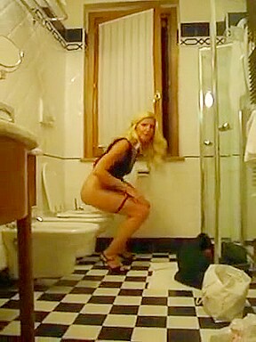 I like to show me pissing