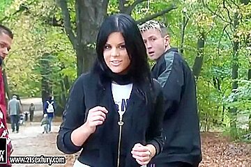 Madison Parker, une écolière bien roulée, a de l'aide pour sa chatte affamée