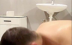 Militares jodiendo en los servicios del cuartel