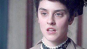 Noemie Merlant, Camelia Jordana Nue dans Curiosa (2019)