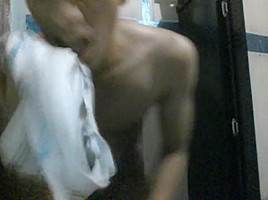 Ray atrapado masturbandose