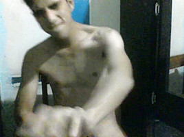 Ray atrapado masturbandose