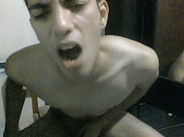 Ray atrapado masturbandose