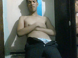 Ray atrapado masturbandose