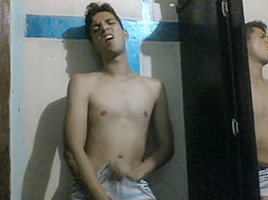 Ray atrapado masturbandose
