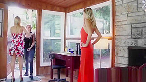 Two blondes and one brunette in a hot lesbian threeway