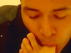Un fetichista de los pies masculinos exitandose con un muchacho mexicano