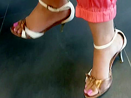 Undertable feet in sexy heels