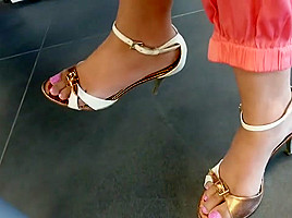 Undertable feet in sexy heels
