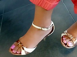 Undertable feet in sexy heels