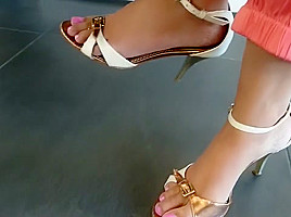 Undertable feet in sexy heels
