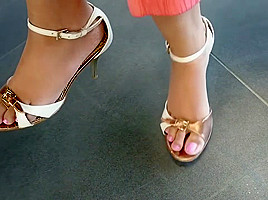 Undertable feet in sexy heels