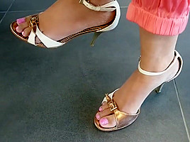 Undertable feet in sexy heels