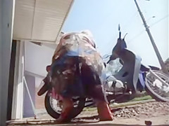 bajo la falda lavando la moto