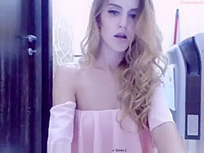 se masturba en bano publico